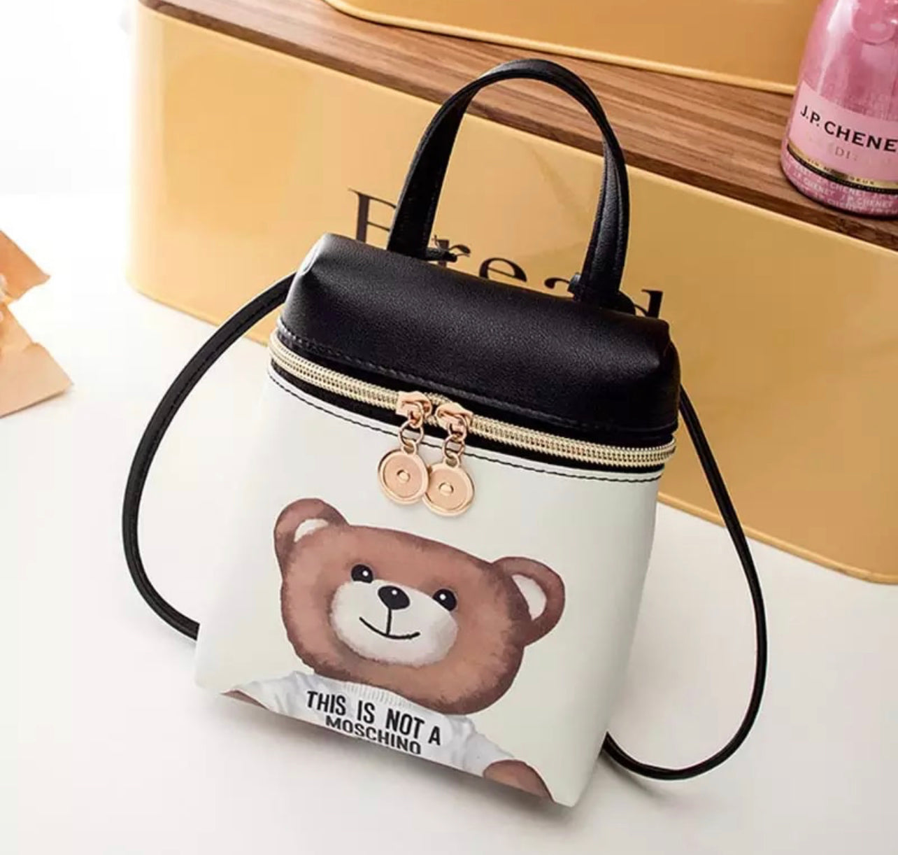 This is not moschino best sale toy bag